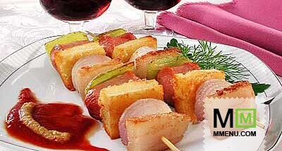 Сосиски с хлебом и овощами на шпажк Сосиски с хлебом и овощами на шпажк