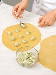 Приготовление блюда по рецепту - Пельмени с сыром и зеленью. Шаг 2