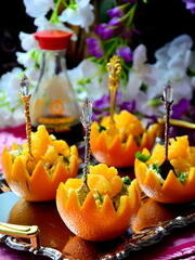 Приготовление блюда по рецепту - Пикантный салат в апельсиновых корзиночках. Шаг 6