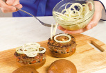 Приготовление блюда по рецепту - Гамбургеры гриль с маринованным луком. Шаг 9