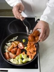 Приготовление блюда по рецепту - Карривурст (колбаски с соусом и карри). Шаг 1