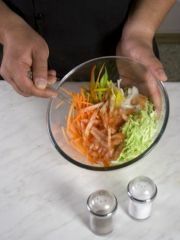 Приготовление блюда по рецепту - Салат из капусты с луком и яблоками. Шаг 1