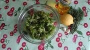 Приготовление блюда по рецепту - Легкий салат из листьев салата. Шаг 3