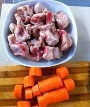 Приготовление блюда по рецепту - отбивные жаренные с морковью. Шаг 1