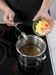 Приготовление блюда по рецепту - Фасолевый суп с картофелем. Шаг 2