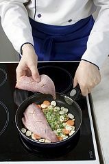 Приготовление блюда по рецепту - Тушеная рыба с морковью. Шаг 4