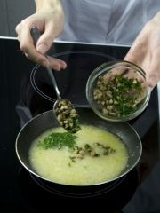 Приготовление блюда по рецепту - Осетрина с винным соусом. Шаг 3