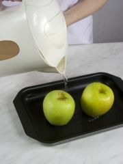Приготовление блюда по рецепту - Яблоки печеные с медом и орехами (3). Шаг 2