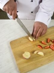 Приготовление блюда по рецепту - Фруктовое ассорти с креветками в ананасе. Шаг 3