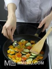 Приготовление блюда по рецепту - Семга с овощами в фруктовом соусе. Шаг 5