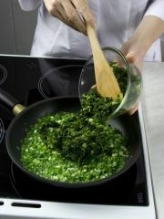 Приготовление блюда по рецепту - Кутабы (пирожки с зеленью). Шаг 3