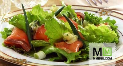 Салат с зеленью и копченым лососем