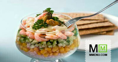Салат с морепродуктами и кукурузой