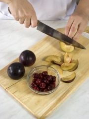 Приготовление блюда по рецепту - Салат из груш, граната и слив. Шаг 2