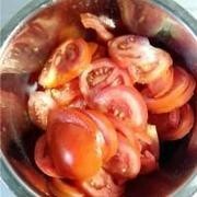 Приготовление блюда по рецепту - жареное яйцо в томатном соусе. Шаг 2
