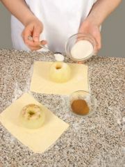 Приготовление блюда по рецепту - Яблоки в творожном тесте (2). Шаг 2