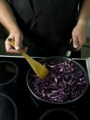 Приготовление блюда по рецепту - Салат из краснокочанной капусты со сливами. Шаг 1