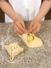Приготовление блюда по рецепту - Яблоки в творожном тесте (2). Шаг 3