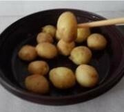 Приготовление блюда по рецепту - Маленький картофель в ананасном соусе. Шаг 2
