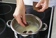 Приготовление блюда по рецепту - Шоколадный пудинг с клубникой. Шаг 3