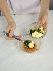 Приготовление блюда по рецепту - Яйца, фаршированные копченым лососем (2). Шаг 2