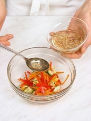 Приготовление блюда по рецепту - Салат с мидиями и красным перцем. Шаг 2