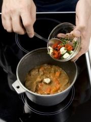 Приготовление блюда по рецепту - Чашушули (говядина, тушенная с помидорами). Шаг 4