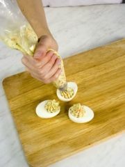 Приготовление блюда по рецепту - Яйца, фаршированные копченым лососем (2). Шаг 3