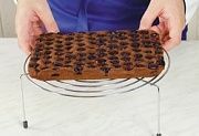 Приготовление блюда по рецепту - Шоколадный пирог с вишней. Шаг 6