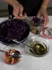 Приготовление блюда по рецепту - Салат из краснокочанной капусты со сливами. Шаг 2