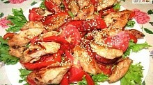 Рецепт - Теплый салат с курицей, помидорами и перцем