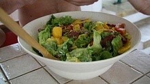 Рецепт - Салат с салями, авокадо и манго