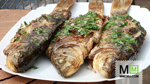 Караси на углях. рецепт рыбы в сливочно-чесночном масле с зеленью.