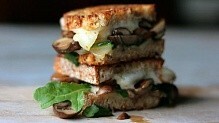 Рецепт - Завтрак в постель, сырные сэндвичи с грибами и рукколой