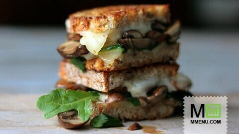 Завтрак в постель, сырные сэндвичи с грибами и рукколой