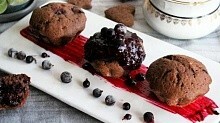 Рецепт - Шоколадные кексы на сыворотке со смородиной