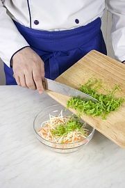 Приготовление блюда по рецепту - Салат из капусты с морковью. Шаг 3