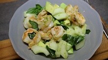 Рецепт - Салат из авокадо с креветками и огурцами
