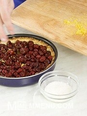 Приготовление блюда по рецепту - Открытый вишневый пирог. Шаг 6