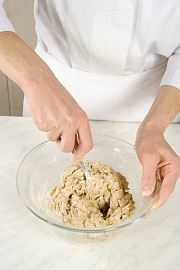 Приготовление блюда по рецепту - Темный пшеничный хлеб. Шаг 1