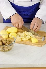 Приготовление блюда по рецепту - Картофельная запеканка с грибами и горгонзолой. Шаг 1