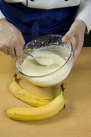 Приготовление блюда по рецепту - Банановые оладушки. Шаг 4