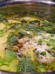 Приготовление блюда по рецепту - Крем-суп из сельдерея, базилика, молодого горошка с креветками. Шаг 3