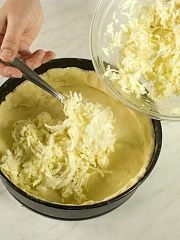 Приготовление блюда по рецепту - Пирог с луком, сыром и сметаной. Шаг 3
