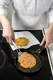 Приготовление блюда по рецепту - Морковные блинчики с зеленым гарниром. Шаг 4