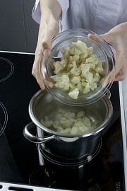Приготовление блюда по рецепту - Суп-пюре из цветной капусты с форелью. Шаг 3