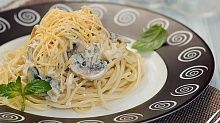 Рецепт - Спагетти в сливочном соусе с куриным филе и шампиньонами