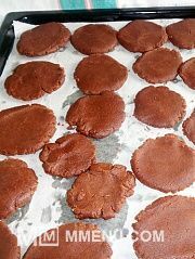 Приготовление блюда по рецепту - Рассыпчатое шоколадное печенье. Шаг 3