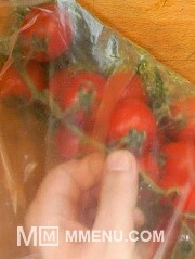 Приготовление блюда по рецепту - бочковые помидоры в пакете. Шаг 2