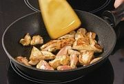 Приготовление блюда по рецепту - Теплый салат с курицей и картофелем. Шаг 4